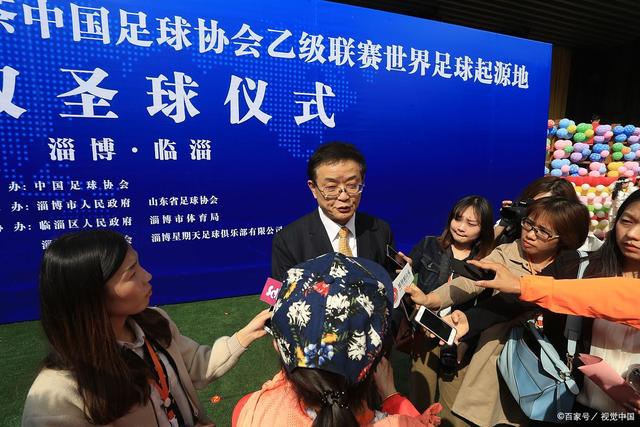 三分2中2了！福克斯分球 哈珀右翼三分一箭穿心